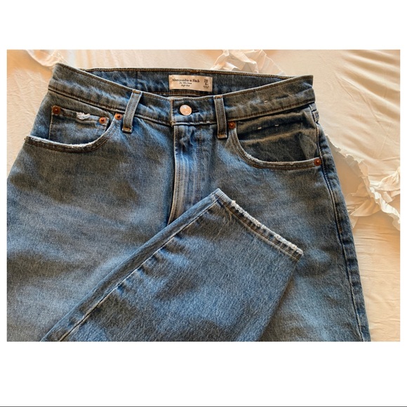 NWOT | Abercrombie High Rise 80’s Mom Jeans - Picture 4 of 7